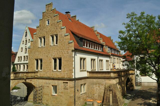 Treppengiebel und schöne andere Zierelemente am Komturhaus im Deutschhof | Foto: Daniela Somers