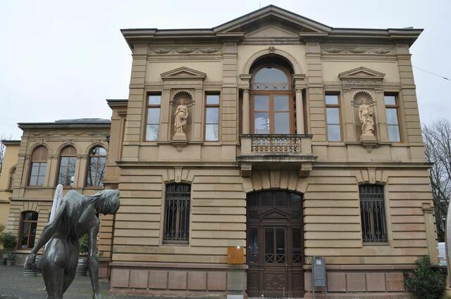 Die Weinvilla oder Villa Faißt. Überall sieht man wunderschöne Steinmetzarbeiten. | Foto: Daniela Somers