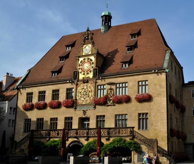 Das Rathaus mit der schönen Freitreppe und der tollen Uhr ist natürlich ein Hingucker. | Foto: Daniela Somers