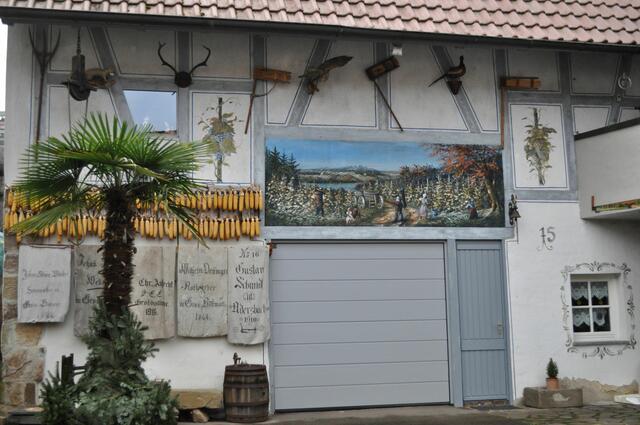 Gemälde und Deko an einer Hauswand in Grossbottwar. | Foto: Daniela Somers