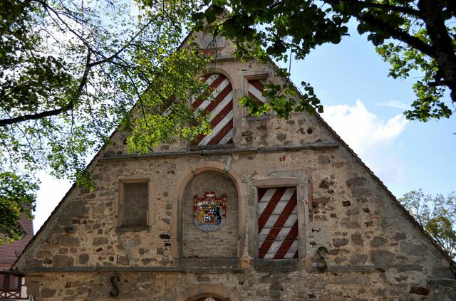 Schöne Steinfassade mit Wappen am alten Fruchtkasten in Waldenburg | Foto: Daniela Somers