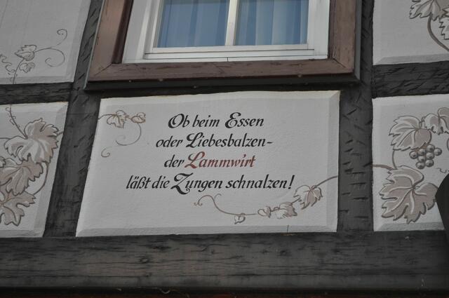 Sprüche und Bemalungen an der Fachwerkfassade vom "güldenen Lamm" in Gundelsheim | Foto: Daniela Somers