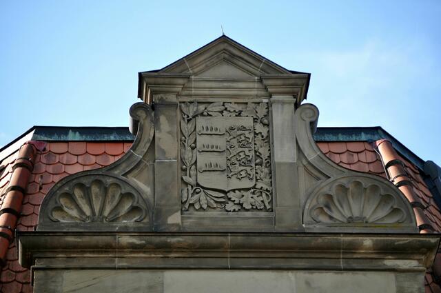 Wappen am Giebel vom alten Postamt in Weinsberg | Foto: Daniela Somers