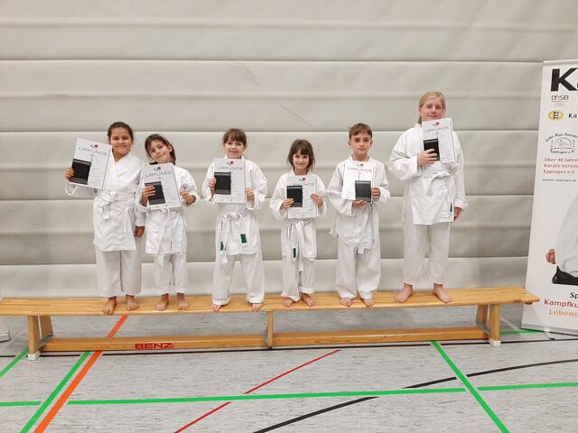 Weißer Gürtel: Erfreut und erleichtert zeigen die jüngsten Karatekas nach ihrer ersten Gürtelprüfung ihre Urkunden. | Foto: Karateverein Eppingen