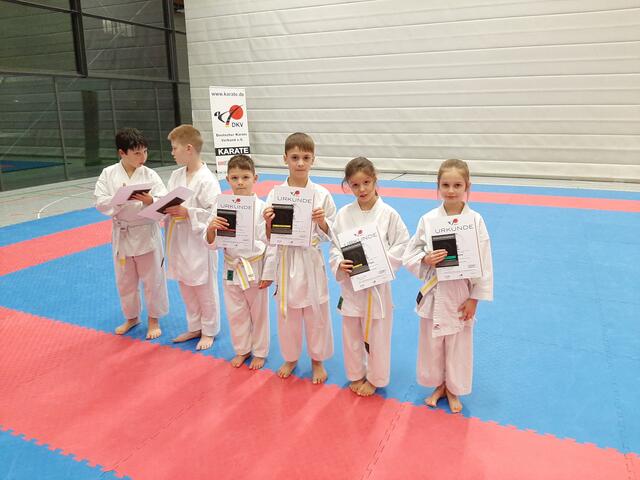 Die künftigen Gelbgurte zeigen stolz ihre Urkunden.
 | Foto: Karateverein Eppingen