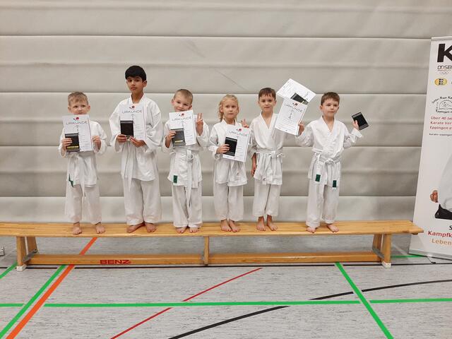 Nach ihrer ersten Gürtelprüfung zeigen die jüngsten Prüflinge stolz ihre Urkunden und präsentieren sich im weißen Gürtel. | Foto: Karateverein Eppingen