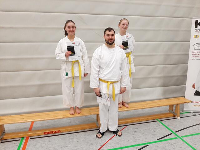 Dürfen künftig den orangenen Gürtel tragen: (v.l.) Helena Demir, Patrick Jacobi und Ewa-Maria Jung | Foto: Karateverein Eppingen