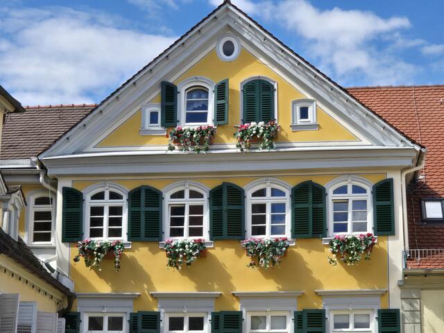 Liebevoll gestaltete Fassade eines Gebäudes am Marktplatz. 
Die Fensterläden im obersten Stock erinnern an ein altes Wetterhäuschen, fehlen nur die Figuren.  | Foto: Heidrun Rosenberger