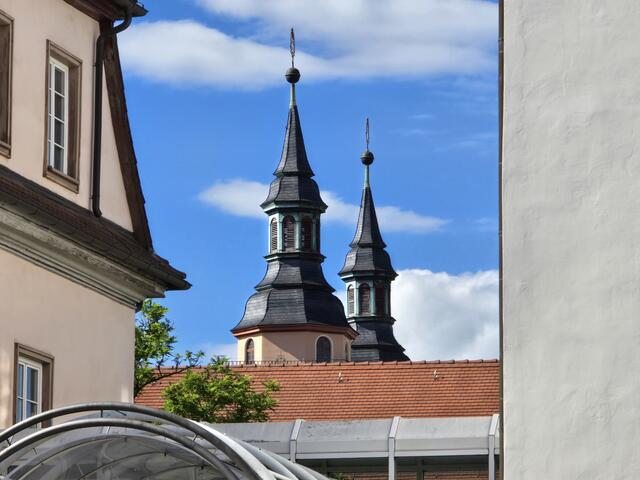 Die Spitzen der ev. Stadtkirche zwischen verschiedenen Fassaden.  | Foto: Heidrun Rosenberger
