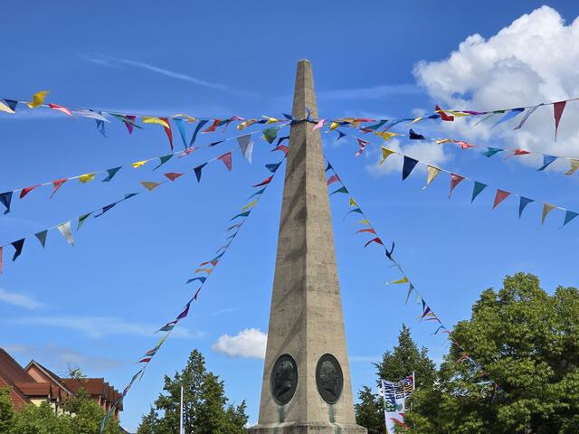Der OBELISK am Holzmarkt ist den vier Ludwigsburger Schriftstellern und Dichtern gewidmet:
 Justinus Kerner, David Friedrich Strauß, Friedrich Theodor Vischer und Eduard Mörike. | Foto: Heidrun Rosenberger