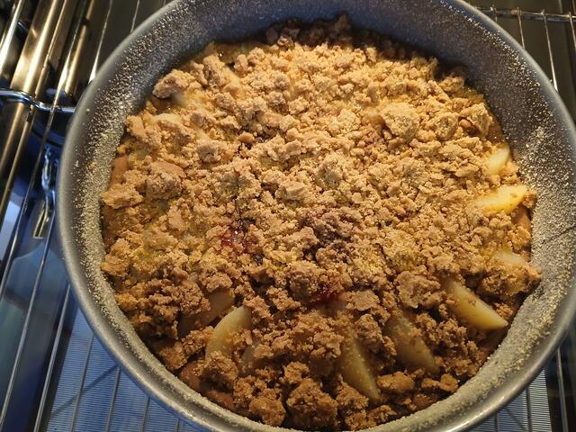 Streusel drüber und ab in den Backofen.   | Foto: sigischlottke