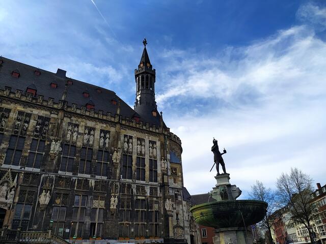 Rathaus mit Brunnen davor.  | Foto: sigischlottke