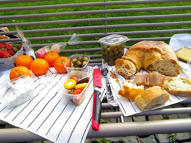 Ein Teil unseres Picknicks, das wir uns am Schlossplatz schmecken ließen.  | Foto: sigischlottke