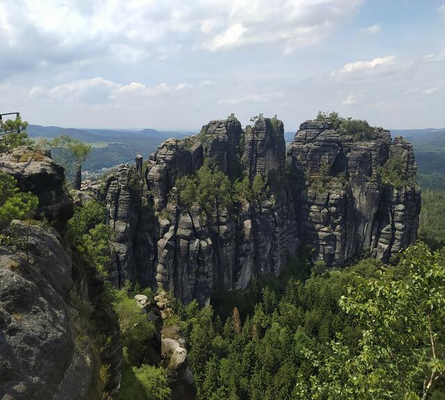 Eine Felsgruppe gegenüber der Schrammsteine. Um auf diesen Aussichtspunkt zu gelangen, musste ich meinen inneren Schweinehund wirklich kräftig zurückpfeifen. Er wollte eigentlich nicht die Leitern hinaufsteigen - er hat wohl Höhenangst :-) | Foto: sigischlottke