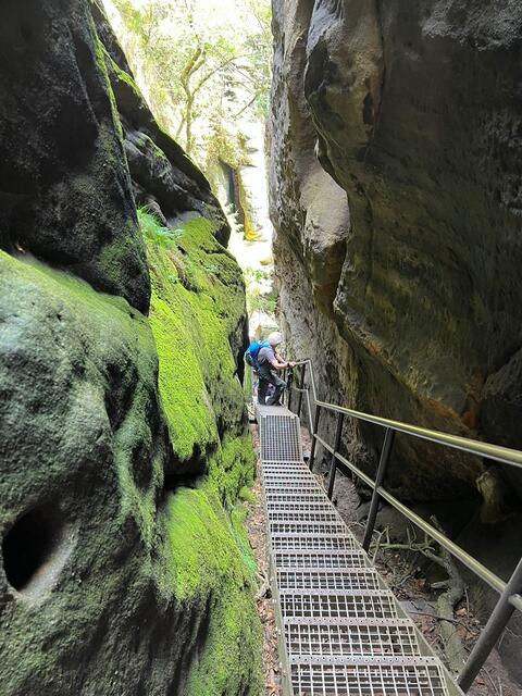 Eine der vielen Treppen auf dem Malerweg zwischen zwei engen Felsen hindurch.  | Foto: sigischlottke