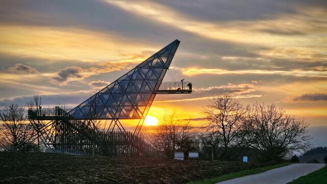 Es kommt immer auf den Standpunkt an: Heimatreporter Heinrich Brehm hat den Sonnenuntergang am Limesblick trotz einiger Wolken attraktiv eingefangen. | Foto: Heinrich Brehm