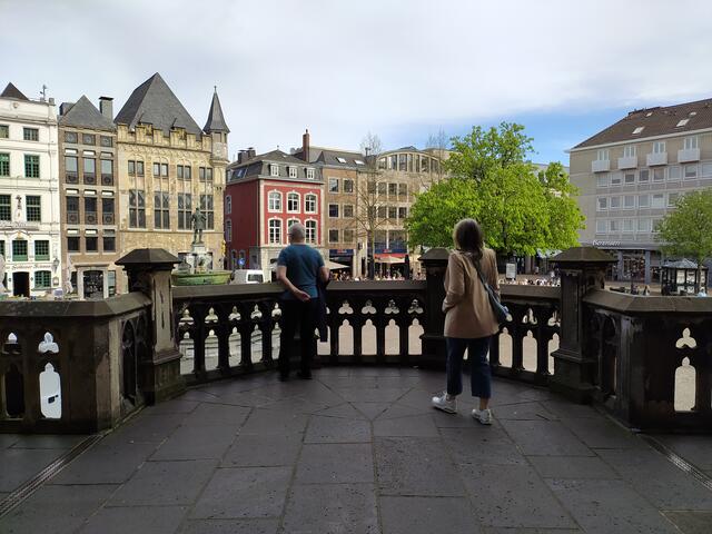 Blick von der Rathaustreppe auf die Häuser am Marktplatz.  | Foto: sigischlottke