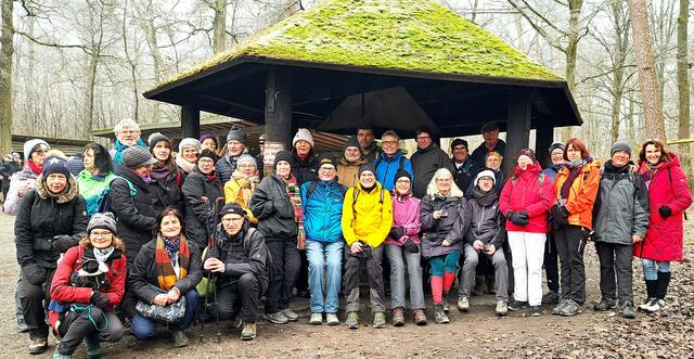 Die 37 Teilnehmer der Aktivgruppe Talheim bei ihrer Silvesterwanderung an der Florianshütte bei Bönnigheim. | Foto: Isolde Reitz