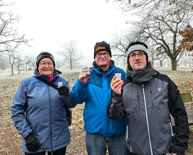 Mit Eierlikör wird auf das vergangene Wanderjahr angestoßen. | Foto: Isolde Reitz