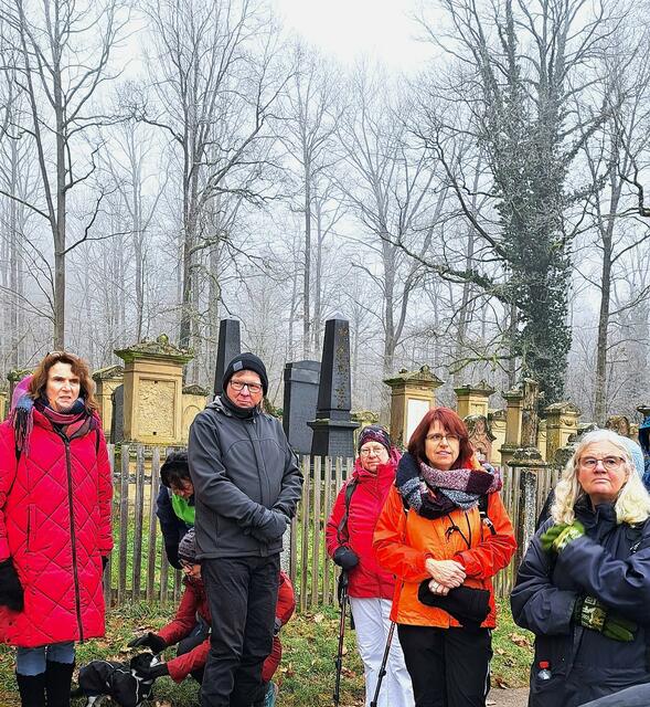 Einiges Wissenswertes über den jüdischen Friedhof und dem Jagdrevier des Königs Friedrich I. von Württemberg, erfahren die Teilnehmer. | Foto: Isolde Reitz