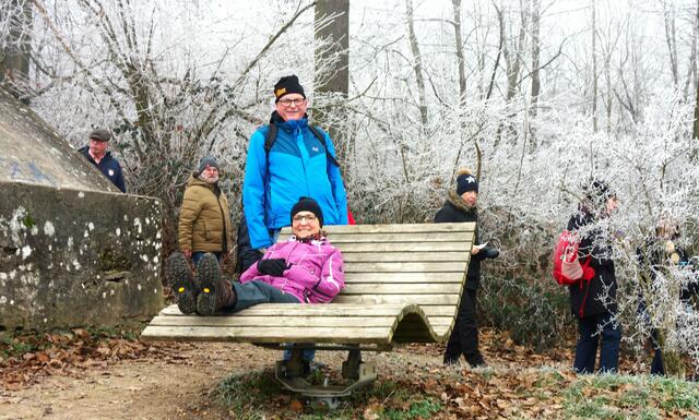 Ein Sonnenbad auf dem Hügelsofa neben der Wengert - Schutzhütte wäre angenehmer! | Foto: Isolde Reitz