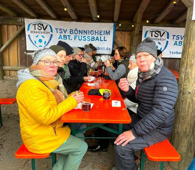 Die zwei haben doch tatsächlich noch einen Sitzplatz ergattert! | Foto: Isolde Reitz