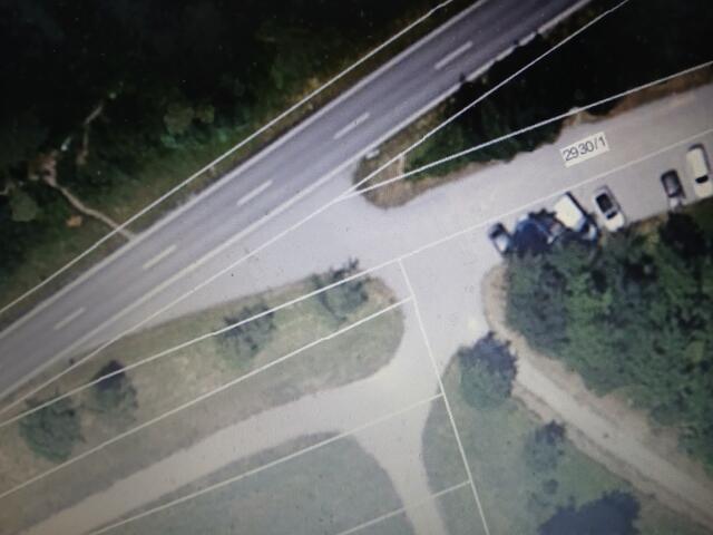 Karte der Straße Stöckenhof Richtung Königsbronnhof. Rechts befindet sich der Parkplatz und links auf der gegenüberliegenden Straßenseite ist der schmale Pfad in das Naturschutzgebiet zu sehen. | Foto: Martin Feucht