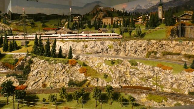 Ein hochmoderner Zug vor einem alteingesessenen Alpenstädtchen.  | Foto: sigischlottke
