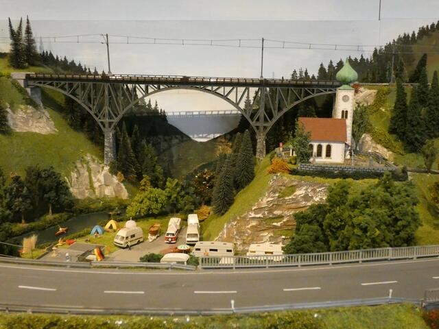 Idyll, Idyll - überspannt von einer Eisenbahnbrücke und darunter ein Campingplatz. Da dürfte es hin und wieder etwas lauter werden :-).  | Foto: sigischlottke