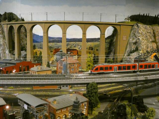 Das ist wirklich ein Mega-Viadukt - dahinter weite Landschaft.  | Foto: sigischlottke