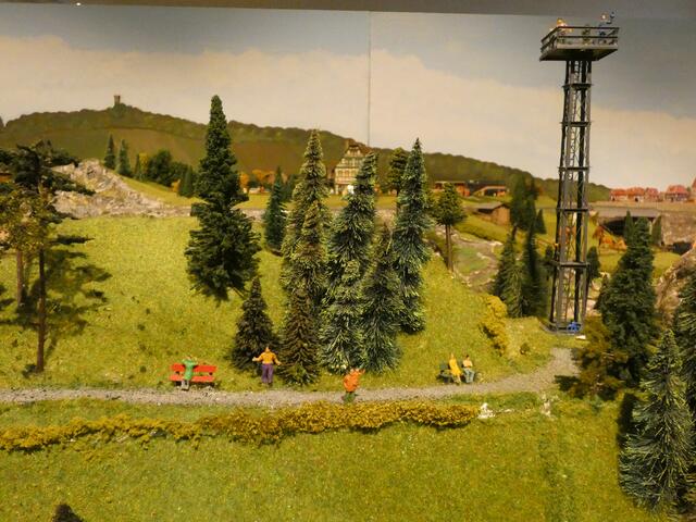 Wow, was für eine Aussicht vom Turm. Spaziergänger finden auch schöne Ruhebänkchen.  | Foto: sigischlottke