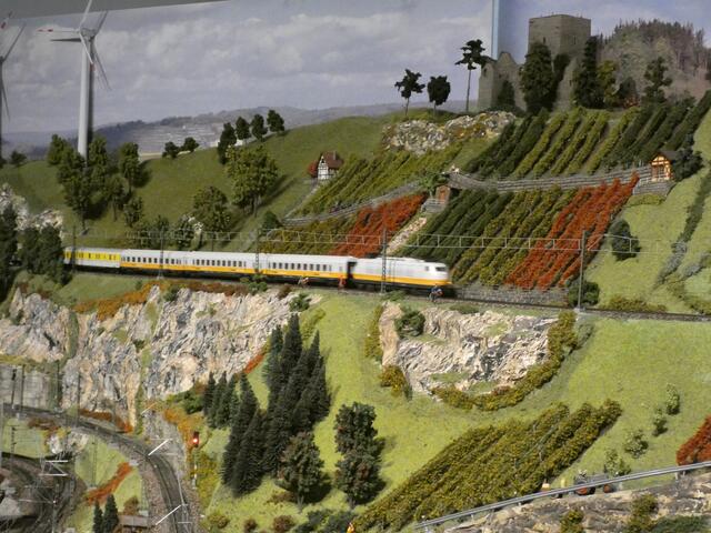Weinberge, Windräder und mittendrin ein Zug. | Foto: sigischlottke