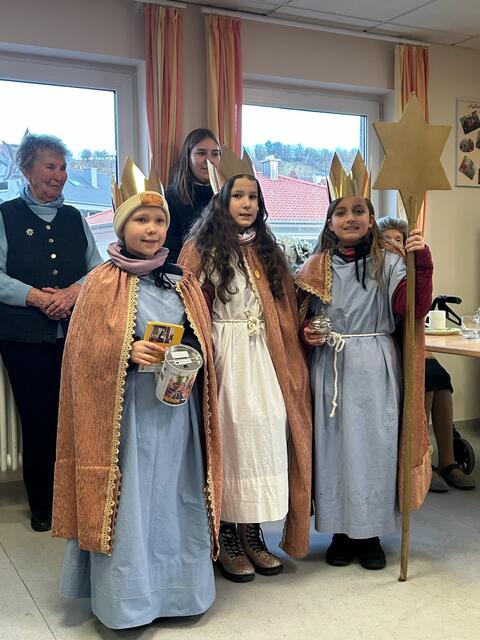 Lea, Alina und Marlene beim Besuch im Seniorenheim. | Foto: Marianne Köhler
