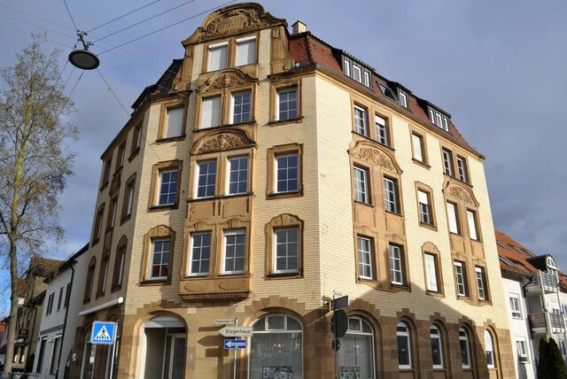 Klingenberger Str. 105. Dieses Gebäude entstand 1909 im Stil des Neobarock. Der Architekt war  Karl Tscherning. Nicht nur der Mittelrisalit ist reich verziert. Auch an den Seiten sieht man einige Verzierungen.  | Foto: Daniela Somers