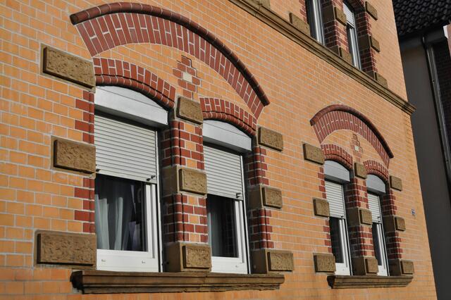 Detailansicht Eppinger Str. 51. Nur mit den Farben der Ziegel ergeben die Muster eine schöne Wirkung. | Foto: Daniela Somers