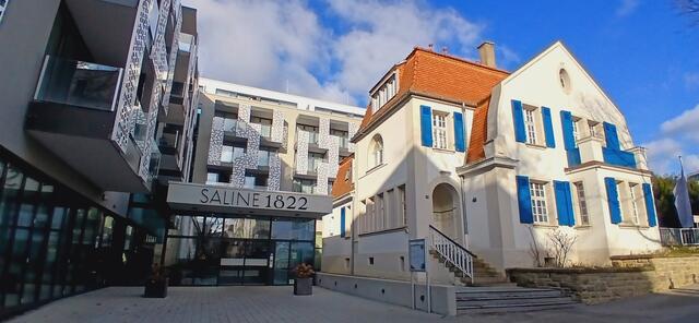 Vorbei am modernen Hotel Saline 1822 mit der denkmalgeschützten Villa Botsch davor.   | Foto: sigischlottke