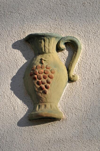 Dieser Krug sieht aus wie einbetoniert. An welcher Hauswand kann man das sehen?
Auch dieser Krug gehört zur Götzenturmstrasse 31. Der Krug ist seitlich an der Hauswand zu sehen. | Foto: Daniela Somers