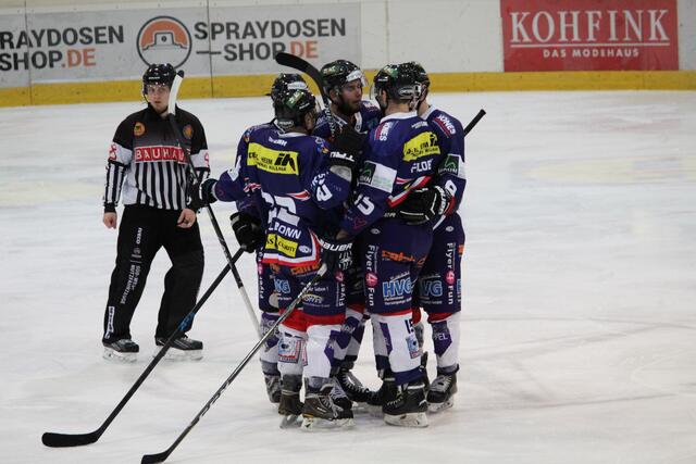 27.10.2017 Eisbären gegen Zweibrücken Hornets
Nach einem Treffer... | Foto: Sandra Martines