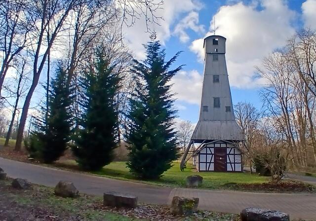 Am historischen Sole-Bohrturm führt der Pfad in den Wald.  | Foto: sigischlottke