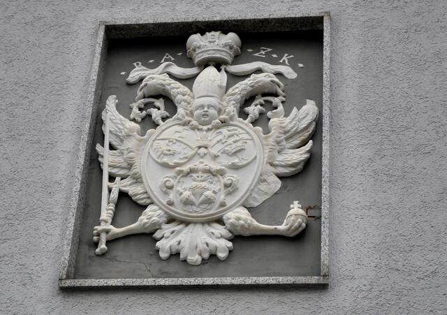 Wo kann man dieses ausgefallene Wappen anschauen? Zumindest die Strasse in der man es findet.
Es ist an einer Hauswand in der Sülmerstrasse. Von der Kilianskirche zum K3, auf der rechten Seite. Etwa gegenüber vom Schümli | Foto: Daniela Somers