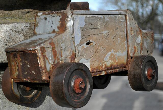 Das ist bestimmt einfach. Wo kann man dieses Auto anschauen?
Das Auto gehört zur Skulptur: Taxidriver 98 von Daniel Wagenblast und steht beim Götzenturm. | Foto: Daniela Somers