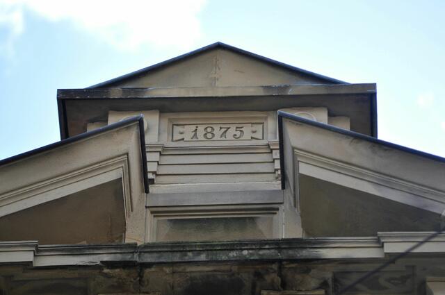 1875. Zu welchem Haus gehört das? Oder zumindest in welcher Strasse ist das Gebäude zu finden?
Cäcilienstrasse 62. In dem Haus gibt es auch Augenärzte. | Foto: Daniela Somers