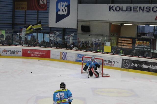 20.01.2019 Benefizspiel
Die Fans kommen mit wehenden Fahnen. | Foto: Sandra Martines