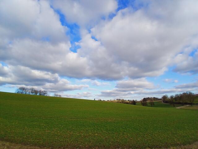Ein toller Wolkenhimmel überspannt die Landschaft.   | Foto: sigischlottke
