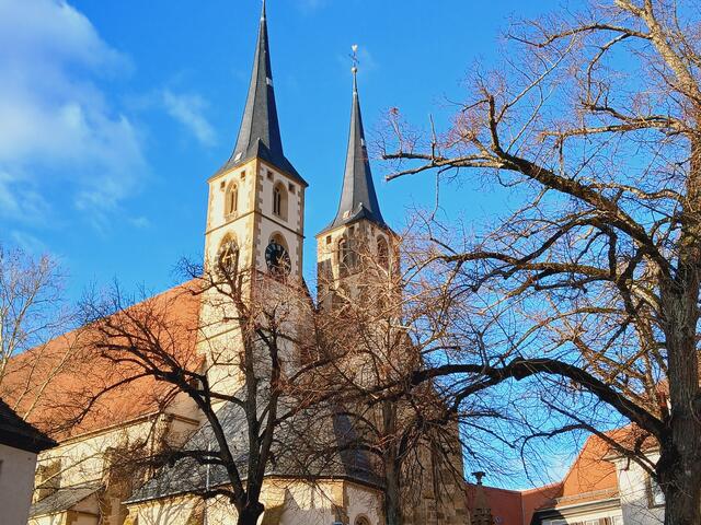 Die Stadtkirche strahlt im Sonnenlicht.  | Foto: sigischlottke