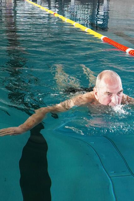 Friedrich Wilhelm von Langen, 83 Jahren, der älteste Teilnehmer.
Absolvierte mit Erfolg das Bronze Schwimmabzeichen. | Foto: Schwimmente Stiftung