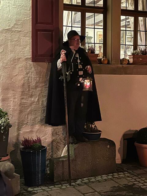 Der Nachtwächter auf dem "Reiterstein" vor dem "Museumsgasthof Ochsen". | Foto: privat Walter Pfenning