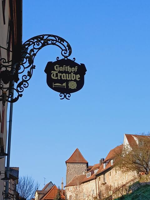 Ein altes Wirtshausschild passt wunderbar ins Stadtbild.  | Foto: sigischlottke