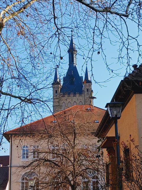 Der Blaue Turm ragt hinter dem Rathaus in den Himmel.  | Foto: sigischlottke