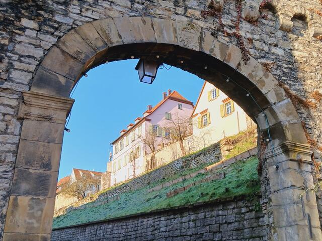 Blick durch den Torbogen der Stadtmauer. | Foto: sigischlottke